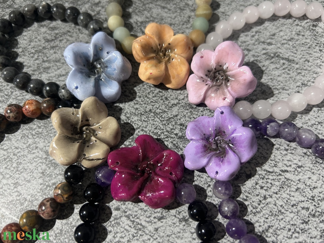 Ásványkarkötők virággal - ékszer - karkötő - ásványkarkötő - Meska.hu