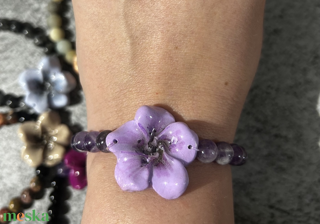 Ásványkarkötők virággal - ékszer - karkötő - ásványkarkötő - Meska.hu