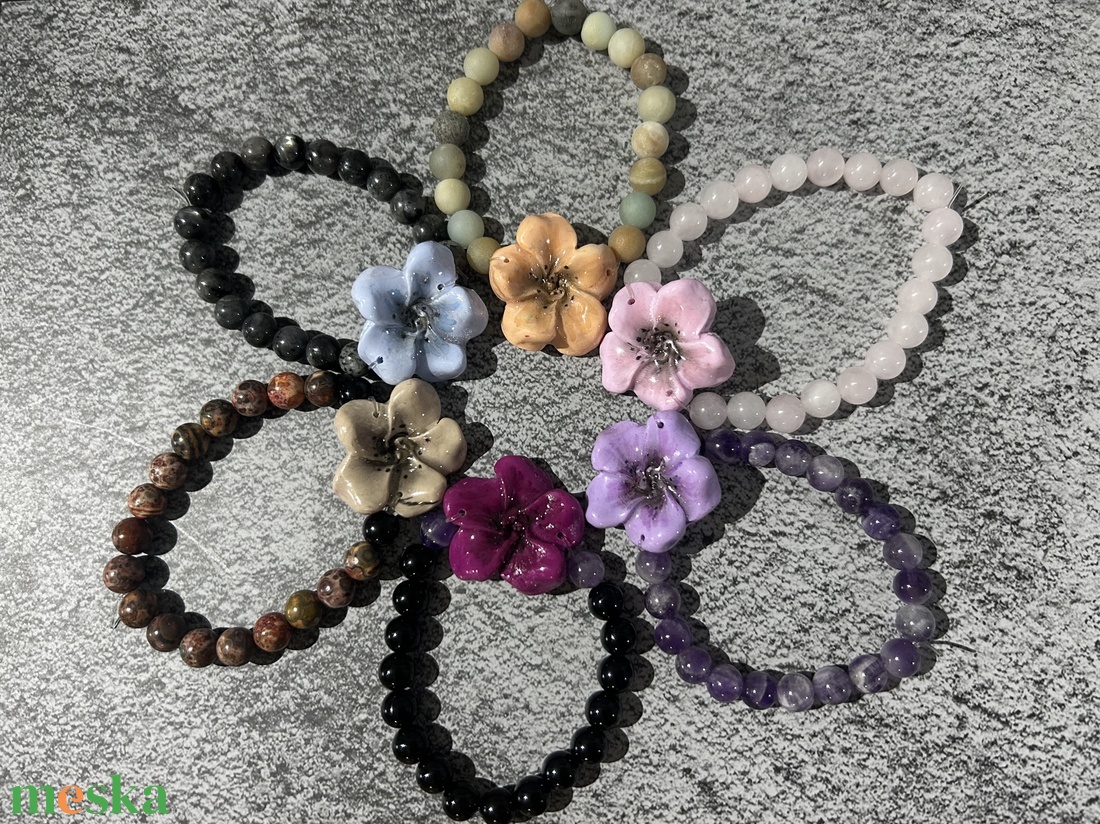 Ásványkarkötők virággal - ékszer - karkötő - ásványkarkötő - Meska.hu