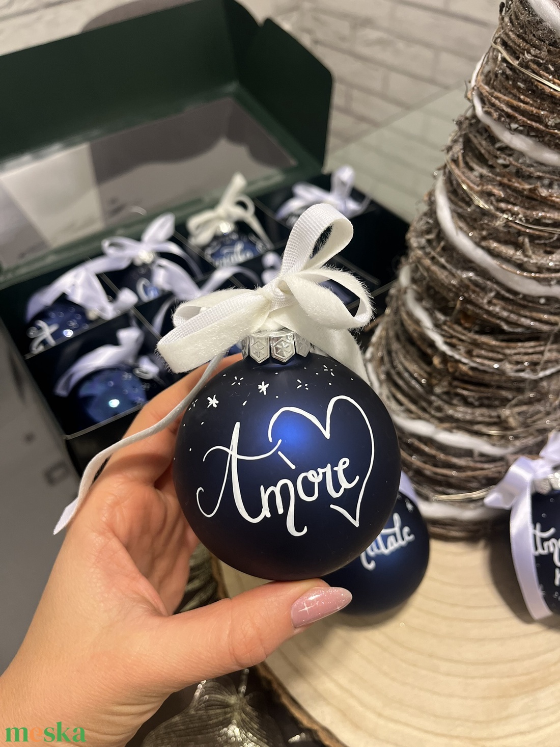 Karácsonyi Üveggömb - névre szóló, kézzel írt - karácsony - karácsonyi lakásdekoráció - karácsonyfadíszek - Meska.hu