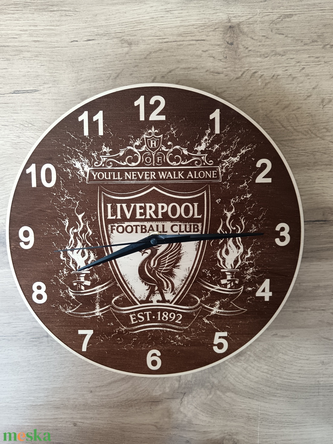 Liverpool FC Prémium Falióra � Részletgazdag Lézergravírozással (29 cm) - otthon & életmód - dekoráció - fali és függő dekoráció - falióra & óra - Meska.hu