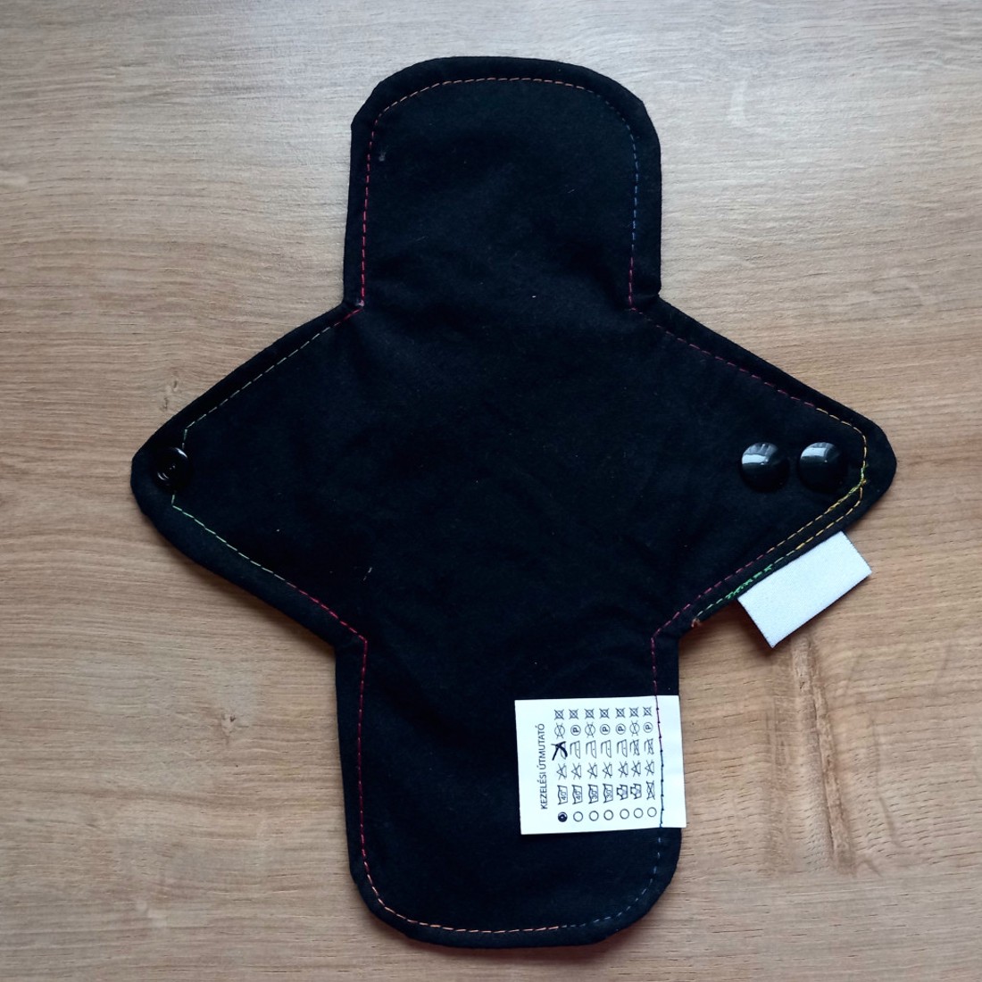 Fekete alapon virágok mosható betét 22cm - szépségápolás - intim higiénia - tisztasági betét - Meska.hu