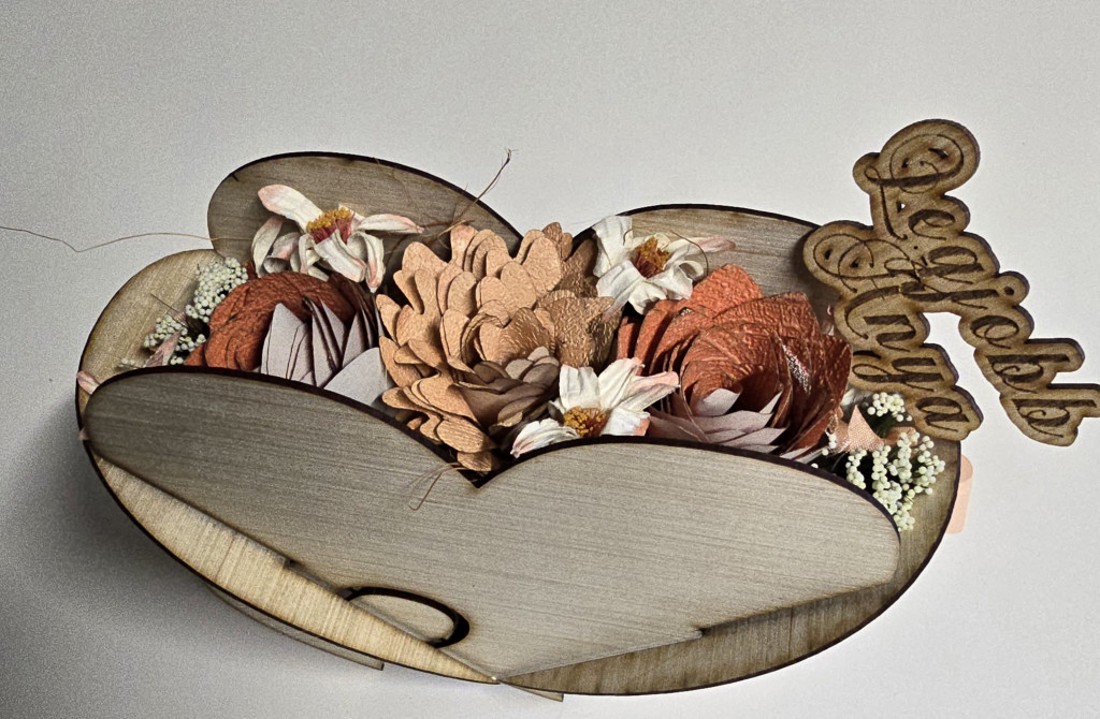 Szülőköszöntő szíves fa dobozban megszemélysítve - esküvő - emlék & ajándék - szülőköszöntő ajándék - Meska.hu