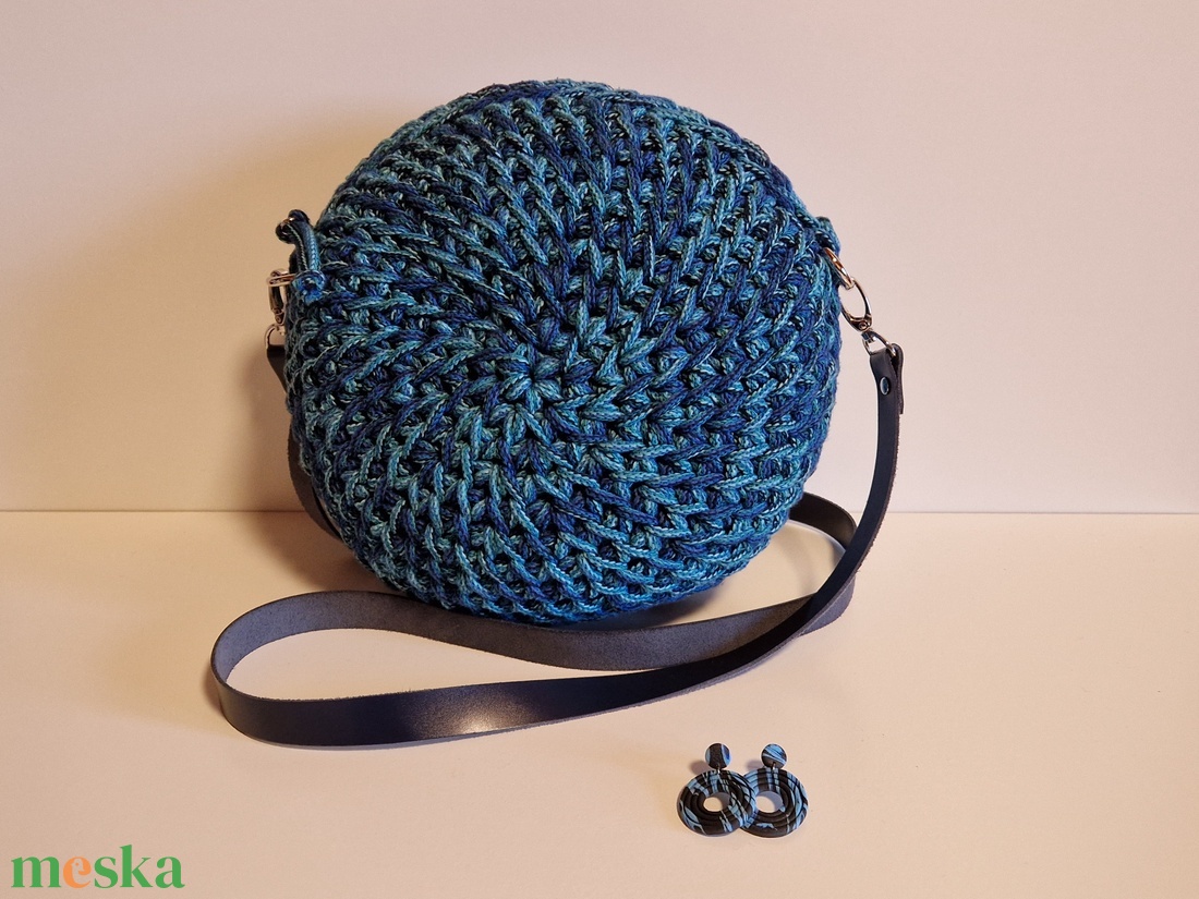 Kézzel horgolt crossbody körtáska - táska & tok - kézitáska & válltáska - vállon átvethető táska - Meska.hu
