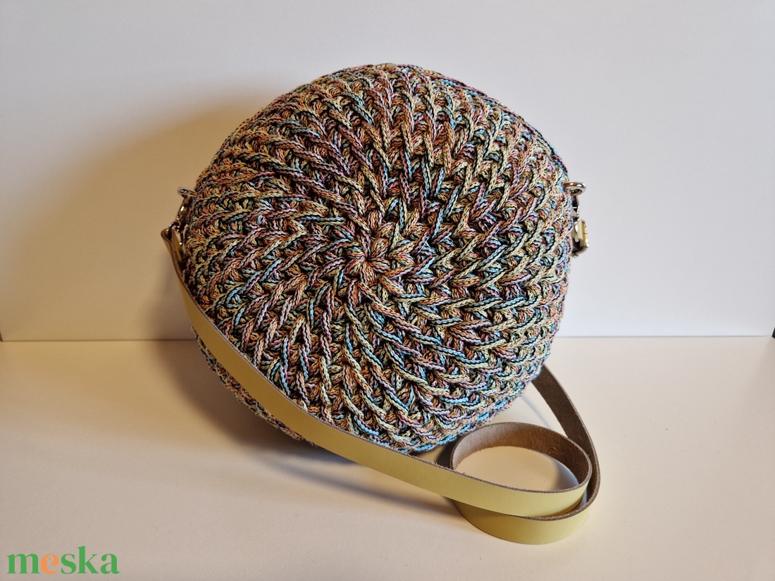 Kézzel horgolt crossbody körtáska - táska & tok - kézitáska & válltáska - vállon átvethető táska - Meska.hu