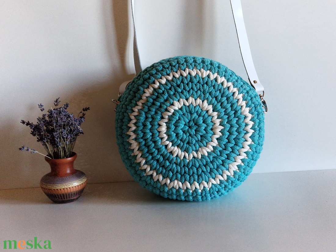 Horgolt crossbody körtáska - táska & tok - kézitáska & válltáska - vállon átvethető táska - Meska.hu