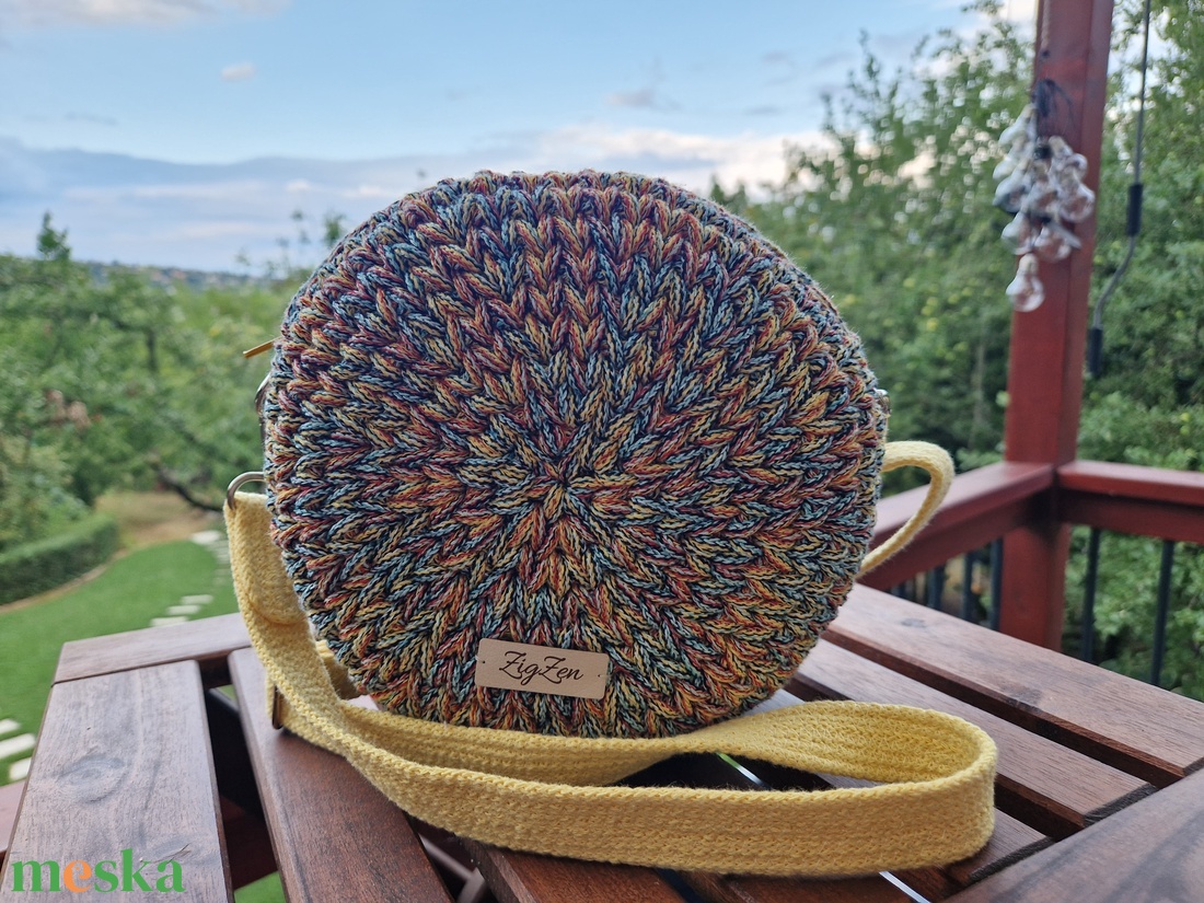 Horgolt kis crossbody körtáska - táska & tok - kézitáska & válltáska - vállon átvethető táska - Meska.hu