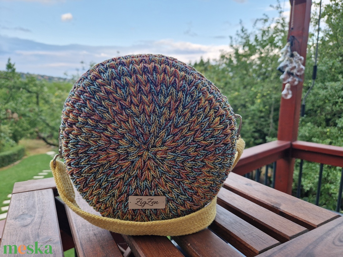 Horgolt kis crossbody körtáska - táska & tok - kézitáska & válltáska - vállon átvethető táska - Meska.hu