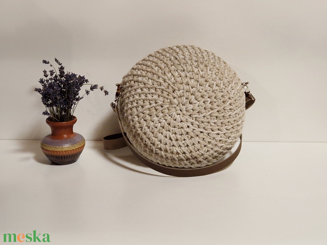 Horgolt kis crossbody körtáska - táska & tok - kézitáska & válltáska - vállon átvethető táska - Meska.hu