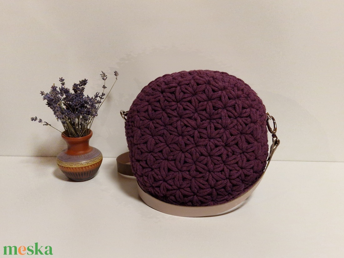 Horgolt kis crossbody körtáska - táska & tok - kézitáska & válltáska - vállon átvethető táska - Meska.hu