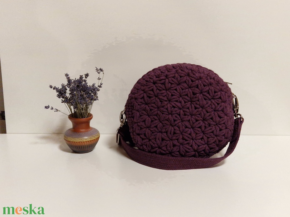 Horgolt kis crossbody körtáska - táska & tok - kézitáska & válltáska - vállon átvethető táska - Meska.hu