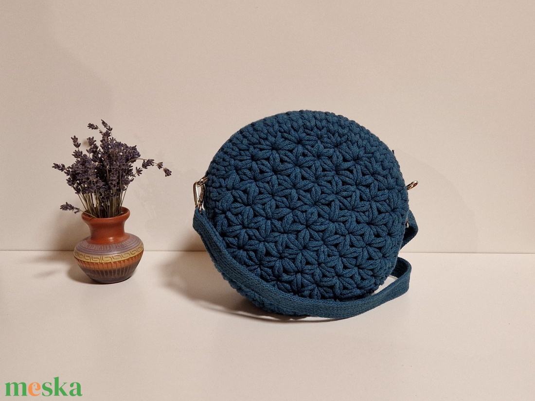 Horgolt kis crossbody körtáska - táska & tok - kézitáska & válltáska - vállon átvethető táska - Meska.hu