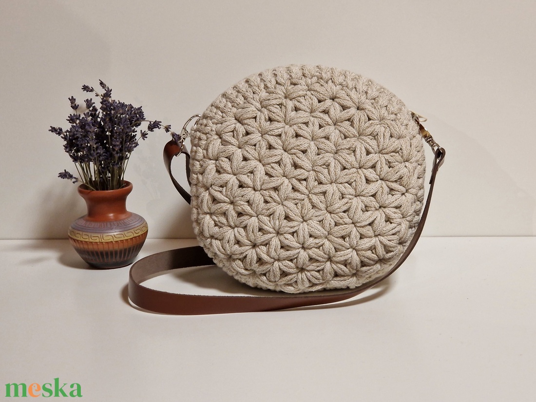 Horgolt kis crossbody körtáska - táska & tok - kézitáska & válltáska - vállon átvethető táska - Meska.hu