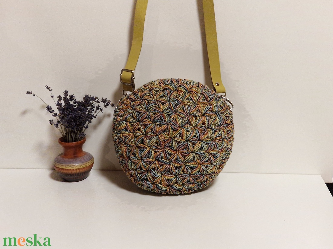 Horgolt kis crossbody körtáska - táska & tok - kézitáska & válltáska - vállon átvethető táska - Meska.hu