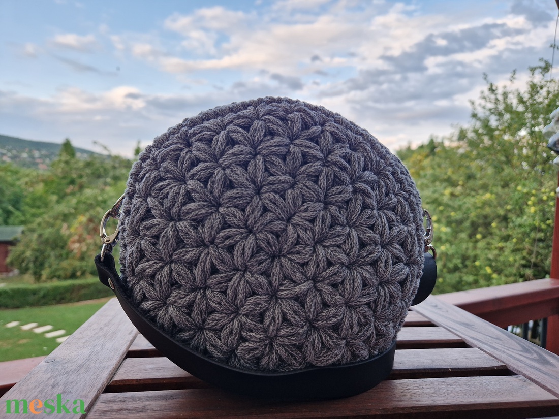 Horgolt kis crossbody körtáska - táska & tok - kézitáska & válltáska - vállon átvethető táska - Meska.hu