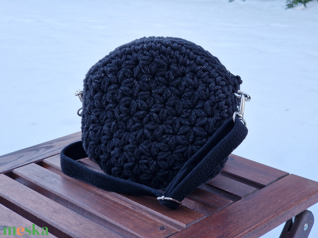 Horgolt kis crossbody körtáska - táska & tok - kézitáska & válltáska - vállon átvethető táska - Meska.hu
