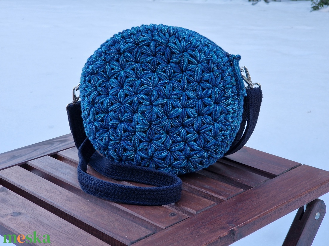 Horgolt kis crossbody körtáska - táska & tok - kézitáska & válltáska - vállon átvethető táska - Meska.hu