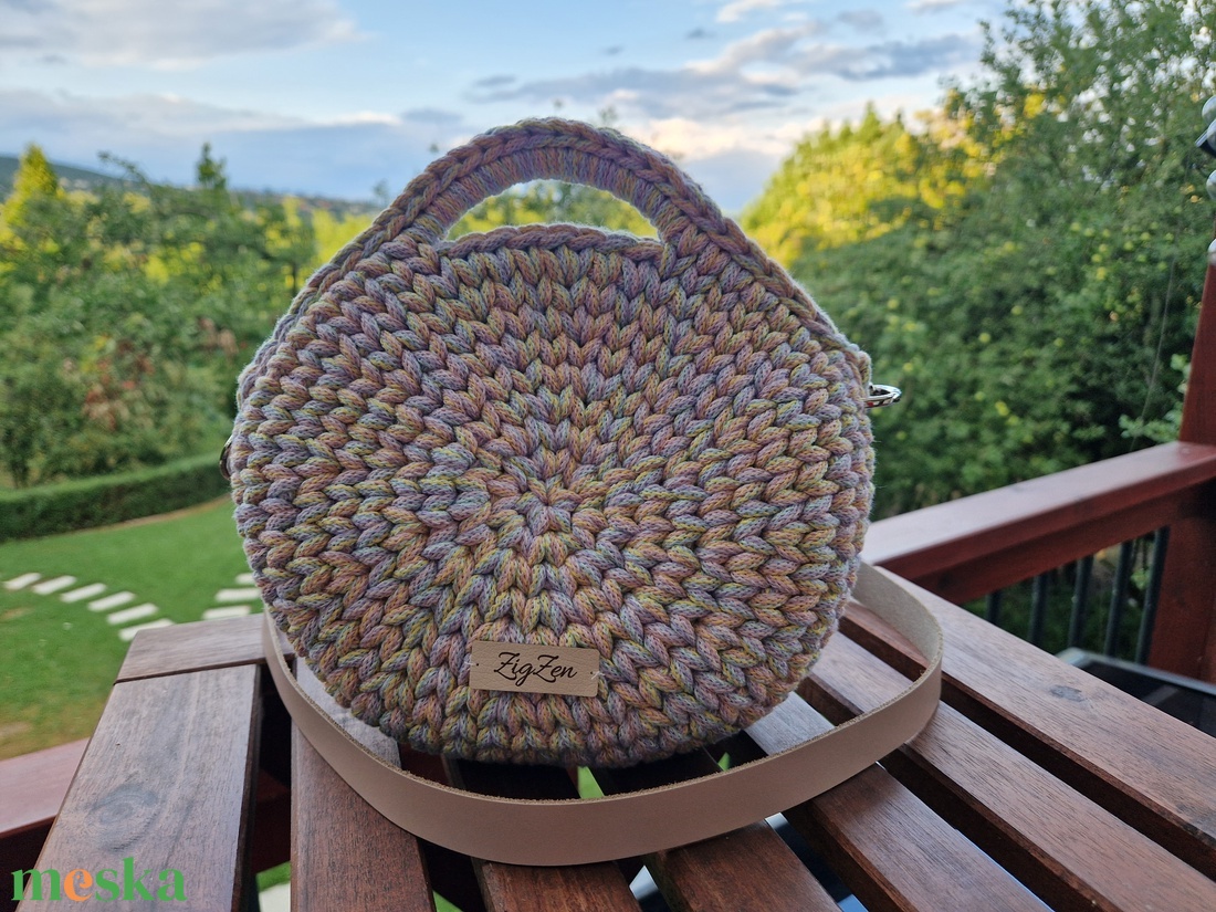 Horgolt kis crossbody körtáska - táska & tok - kézitáska & válltáska - vállon átvethető táska - Meska.hu