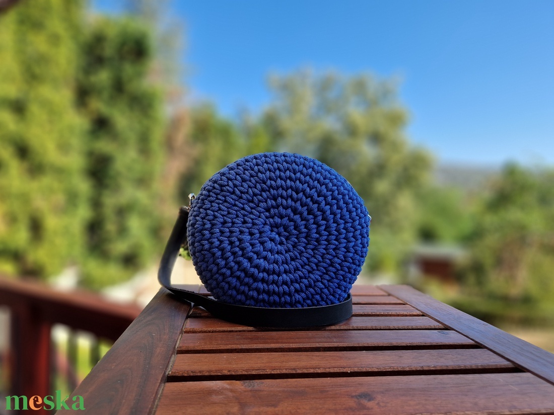 Horgolt kis crossbody körtáska (farmerkék) - táska & tok - kézitáska & válltáska - vállon átvethető táska - Meska.hu