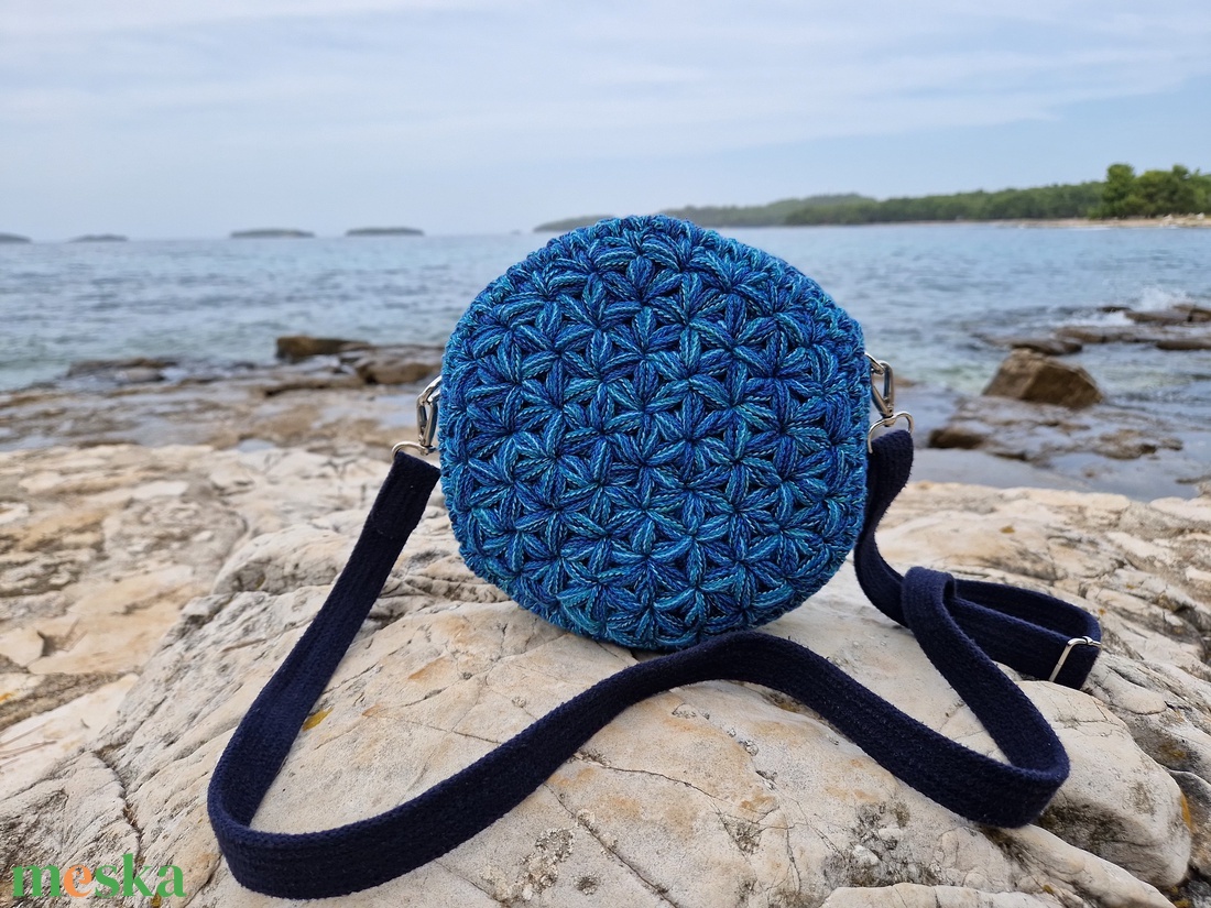 Horgolt kis crossbody körtáska - táska & tok - kézitáska & válltáska - vállon átvethető táska - Meska.hu