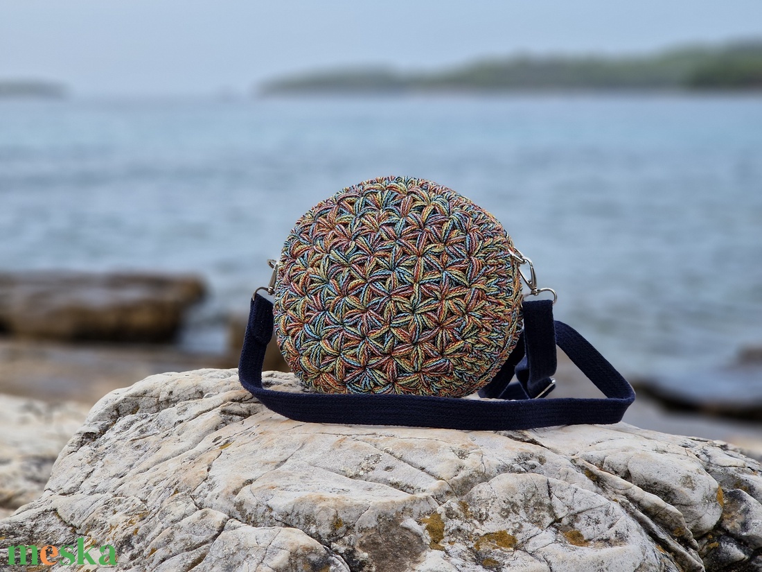 Horgolt kis crossbody körtáska - táska & tok - kézitáska & válltáska - vállon átvethető táska - Meska.hu
