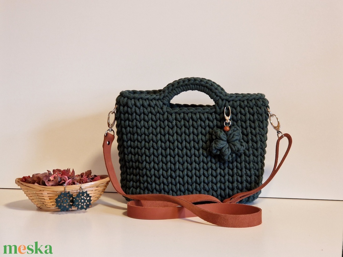 Fenyőzöld horgolt táska valódi terrakotta bőr pánttal � Női válltáska, crossbody - táska & tok - kézitáska & válltáska - válltáska - Meska.hu