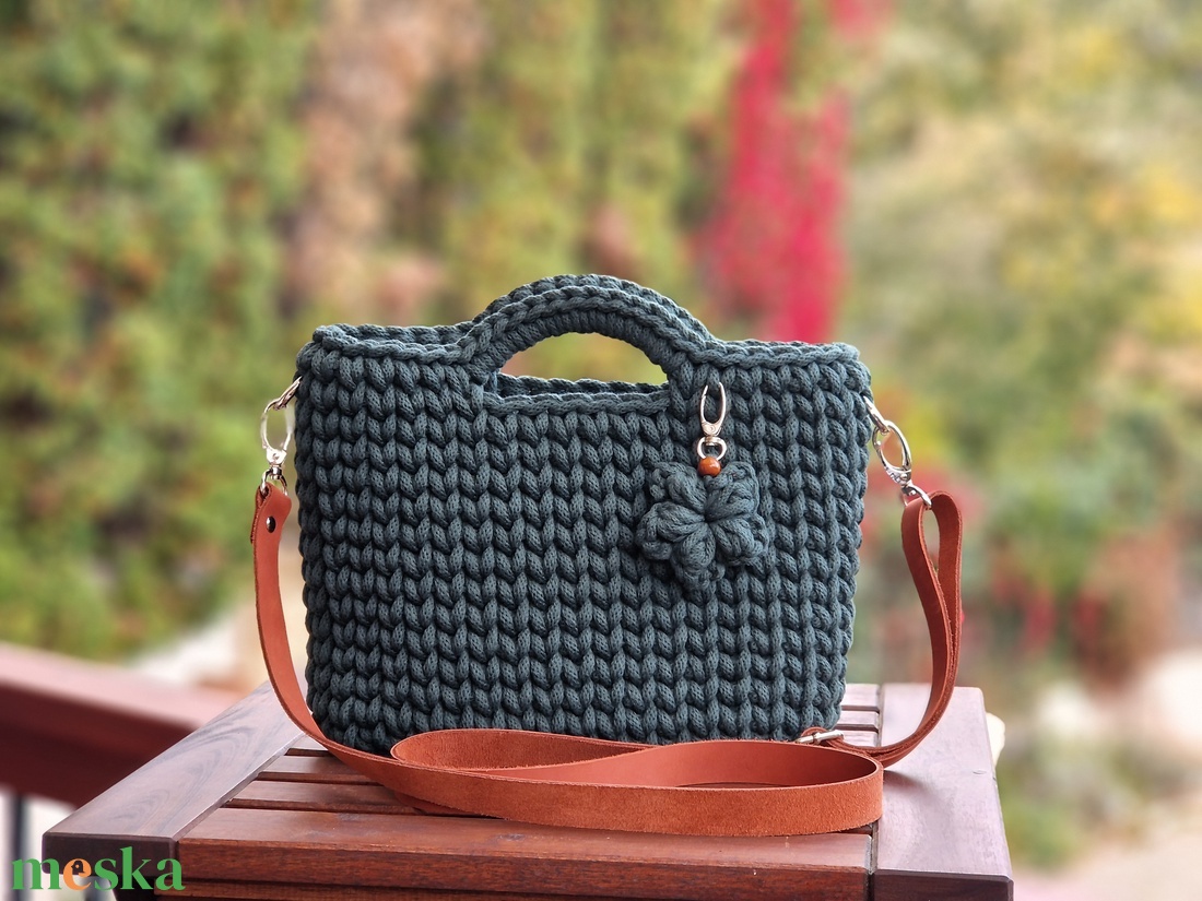 Fenyőzöld horgolt táska valódi terrakotta bőr pánttal � Női válltáska, crossbody - táska & tok - kézitáska & válltáska - válltáska - Meska.hu