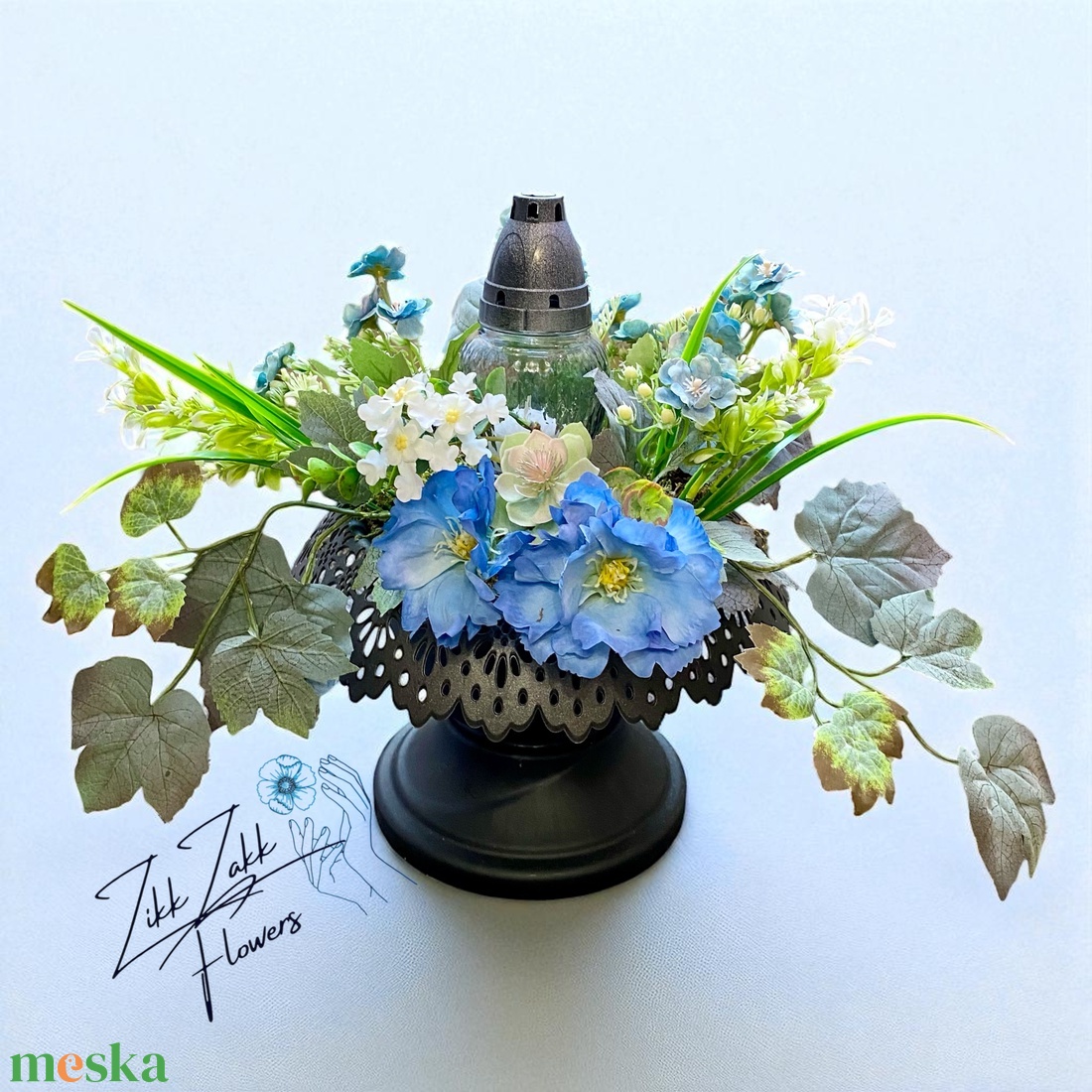 Kék virágdísz mécsessel � elegáns kegyeleti kompozíció - otthon & életmód - vallás - temetkezési tárgy - sírkoszorú, kegyeleti koszorú - Meska.hu