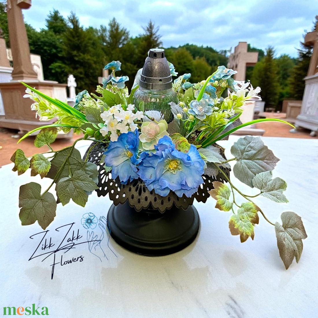 Kék virágdísz mécsessel � elegáns kegyeleti kompozíció - otthon & életmód - vallás - temetkezési tárgy - sírkoszorú, kegyeleti koszorú - Meska.hu