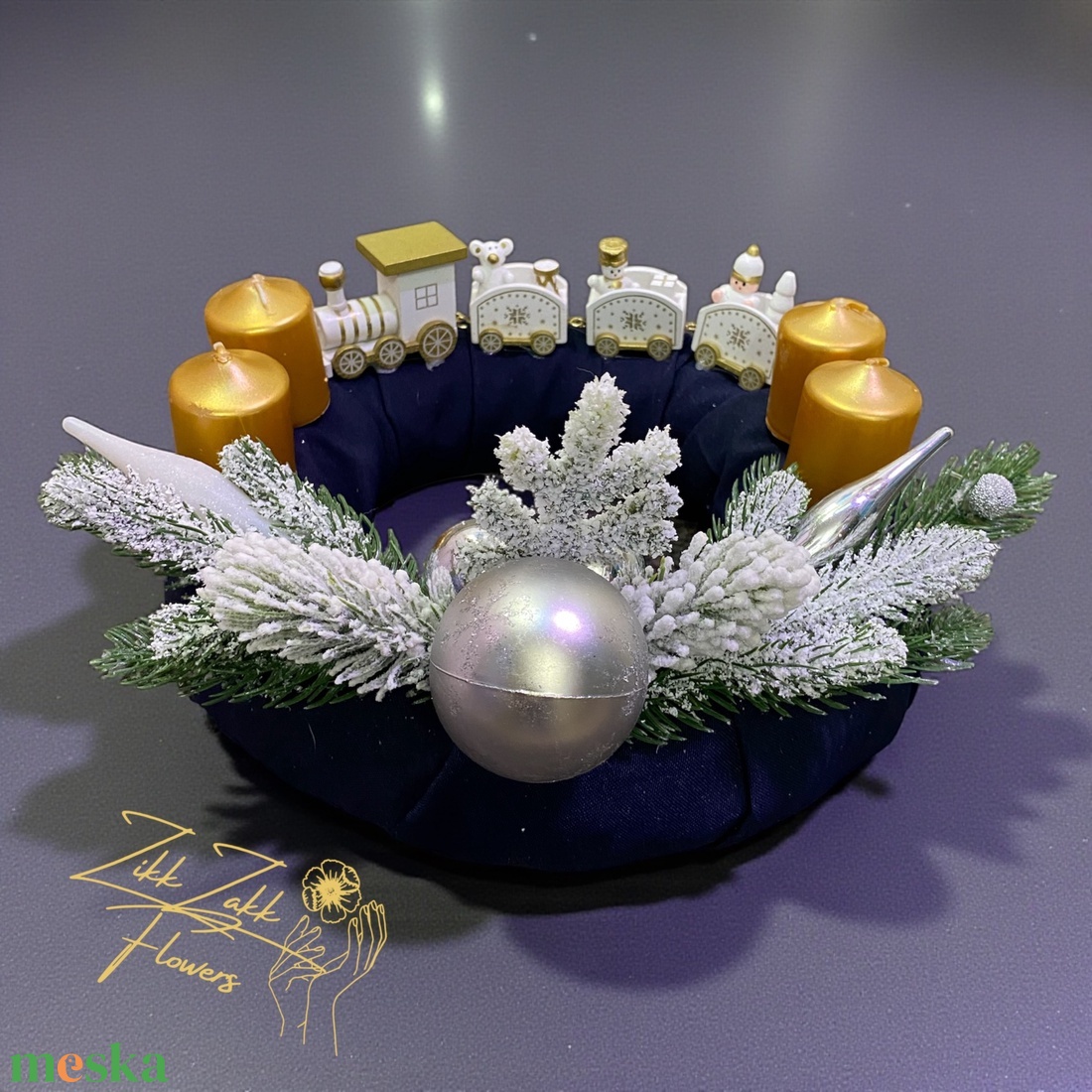 Adventi koszorú � Sötétkék alap vonatos díszítéssel - karácsony - adventi díszek - adventi koszorú - Meska.hu