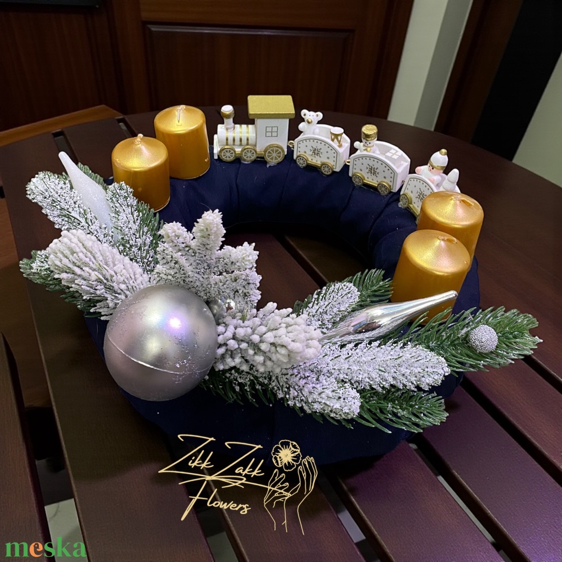 Adventi koszorú � Sötétkék alap vonatos díszítéssel - karácsony - adventi díszek - adventi koszorú - Meska.hu