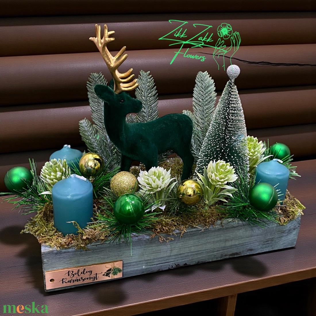Adventi asztaldísz  Zöld bársony szarvassal, zöld-kék gyertyákkal - karácsony - adventi díszek - adventi asztaldísz - Meska.hu