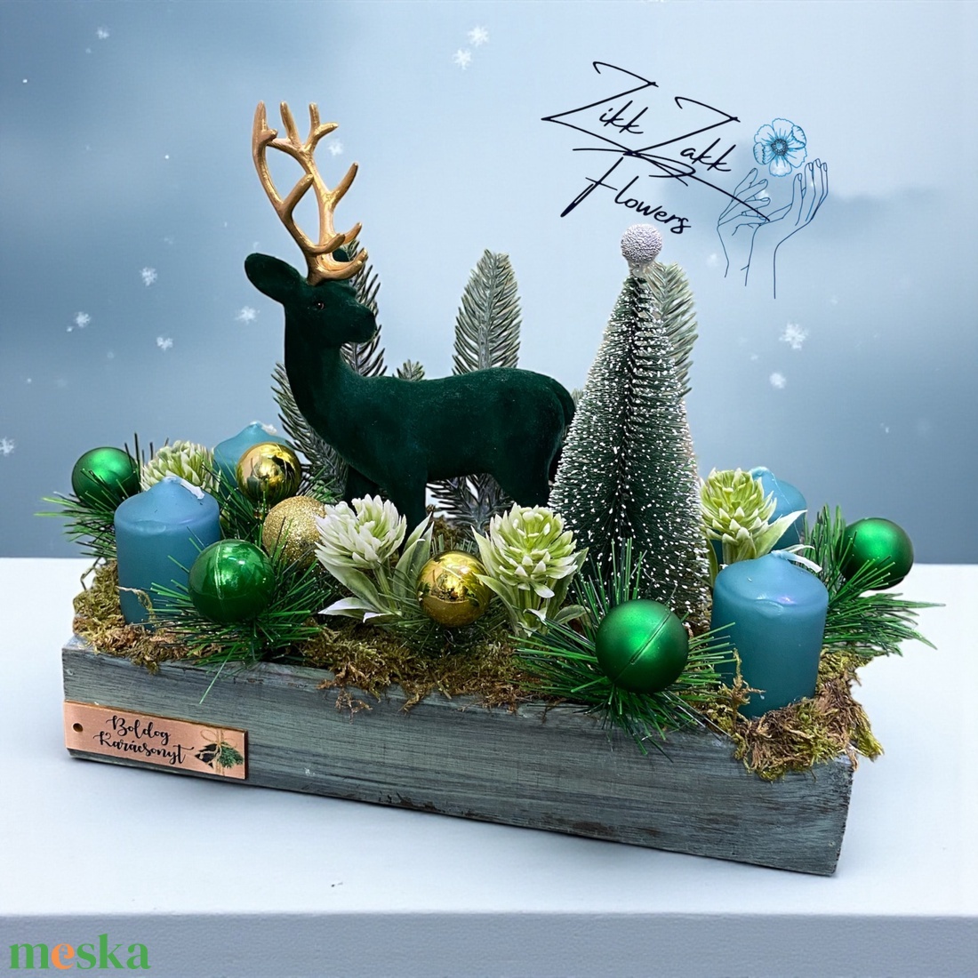 Adventi asztaldísz  Zöld bársony szarvassal, zöld-kék gyertyákkal - karácsony - adventi díszek - adventi asztaldísz - Meska.hu
