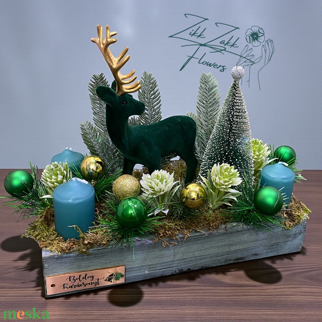 Adventi asztaldísz  Zöld bársony szarvassal, zöld-kék gyertyákkal - karácsony - adventi díszek - adventi asztaldísz - Meska.hu