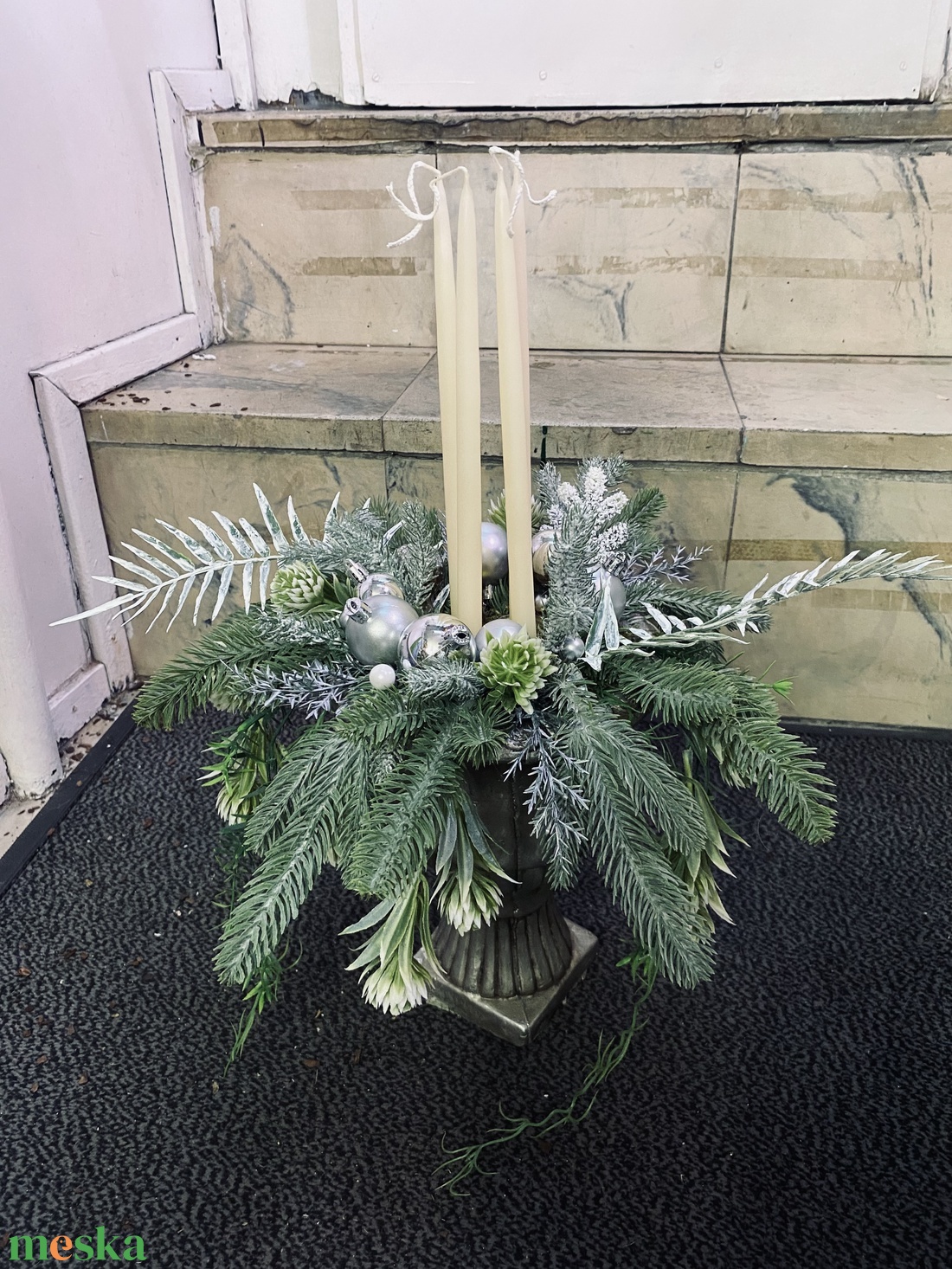 Adventi asztaldísz � Ezüst�fehér hosszú gyertyás kompozíció talpas kaspóban - karácsony - adventi díszek - adventi asztaldísz - Meska.hu