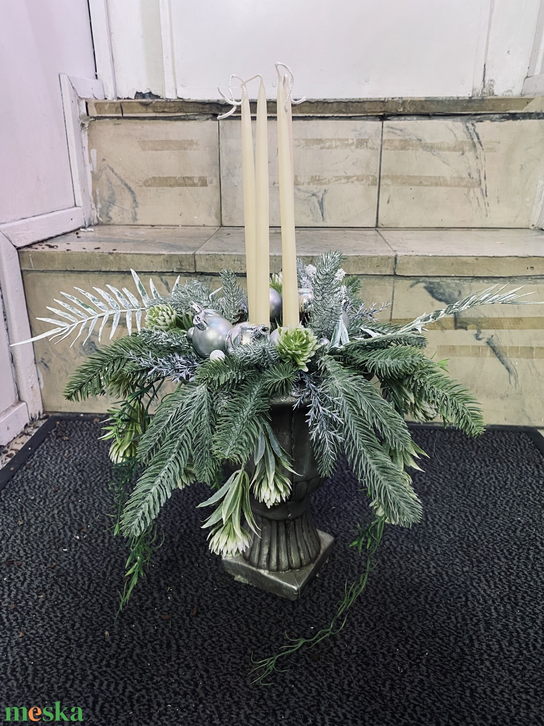 Adventi asztaldísz � Ezüst�fehér hosszú gyertyás kompozíció talpas kaspóban - karácsony - adventi díszek - adventi asztaldísz - Meska.hu