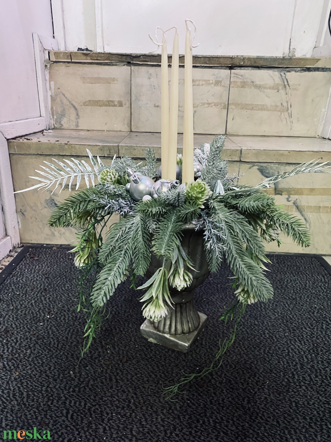 Adventi asztaldísz � Ezüst�fehér hosszú gyertyás kompozíció talpas kaspóban - karácsony - adventi díszek - adventi asztaldísz - Meska.hu