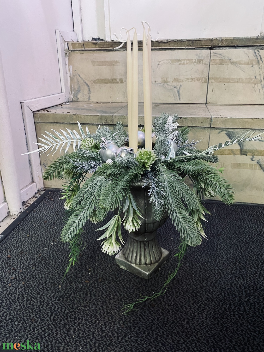 Adventi asztaldísz � Ezüst�fehér hosszú gyertyás kompozíció talpas kaspóban - karácsony - adventi díszek - adventi asztaldísz - Meska.hu