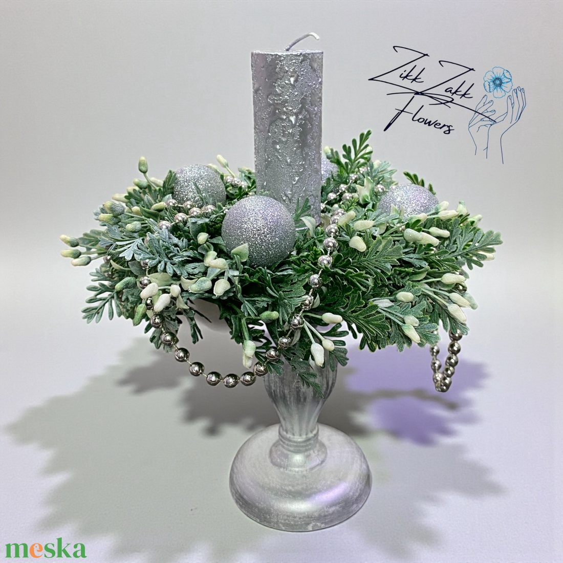 Ezüstfehér gyertyatartó gömbökkel - karácsony - adventi díszek - adventi asztaldísz - Meska.hu