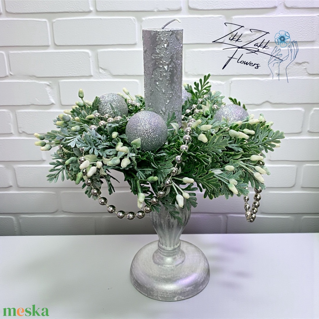 Ezüstfehér gyertyatartó gömbökkel - karácsony - adventi díszek - adventi asztaldísz - Meska.hu