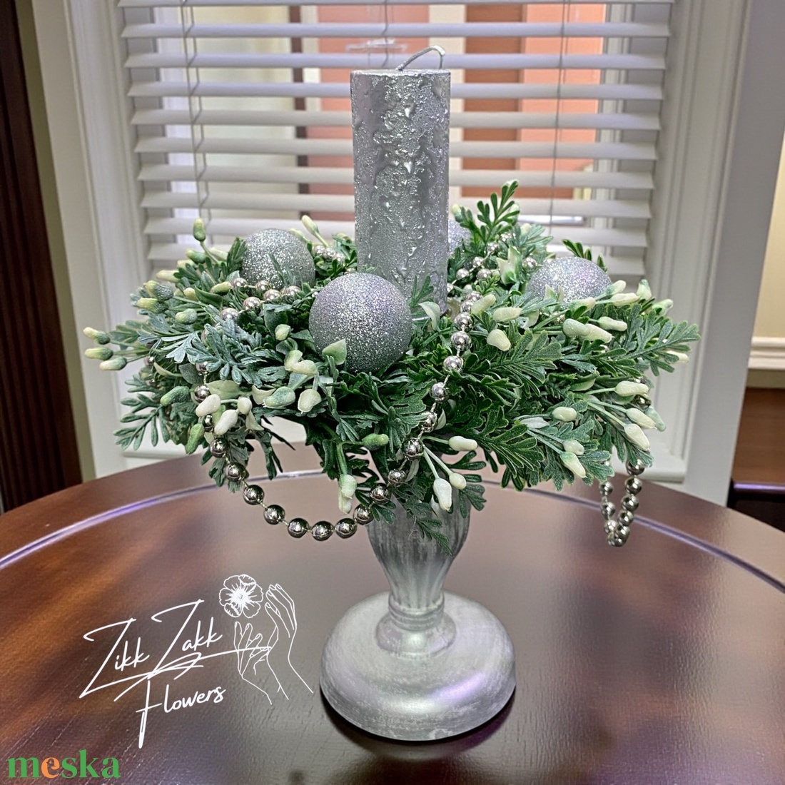 Ezüstfehér gyertyatartó gömbökkel - karácsony - adventi díszek - adventi asztaldísz - Meska.hu