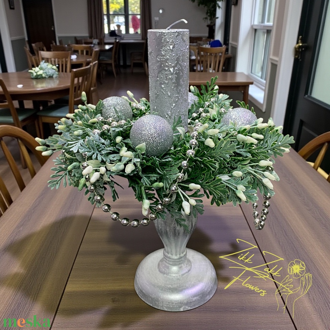 Ezüstfehér gyertyatartó gömbökkel - karácsony - adventi díszek - adventi asztaldísz - Meska.hu