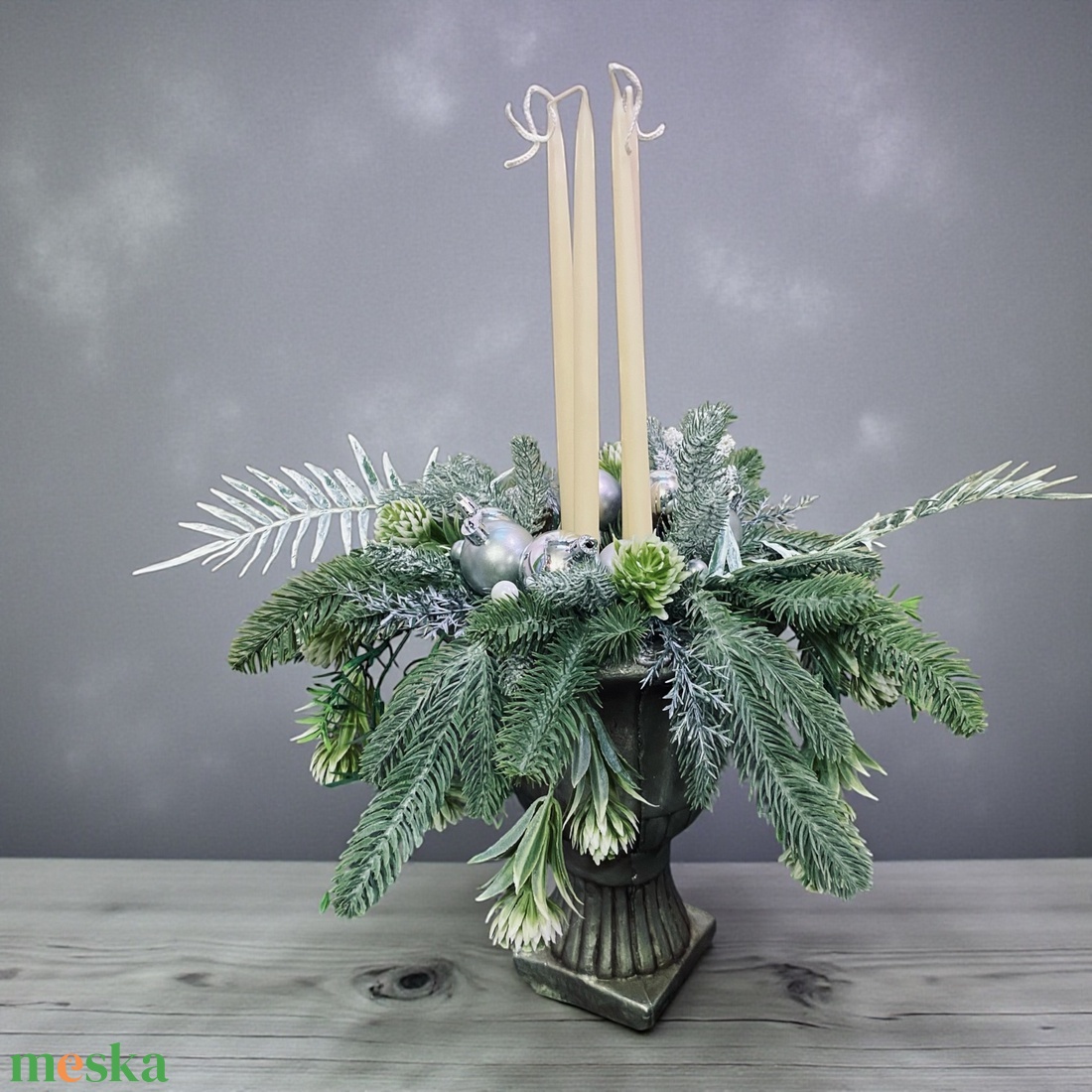 Adventi asztaldísz � Ezüst�fehér hosszú gyertyás kompozíció talpas kaspóban - karácsony - adventi díszek - adventi asztaldísz - Meska.hu