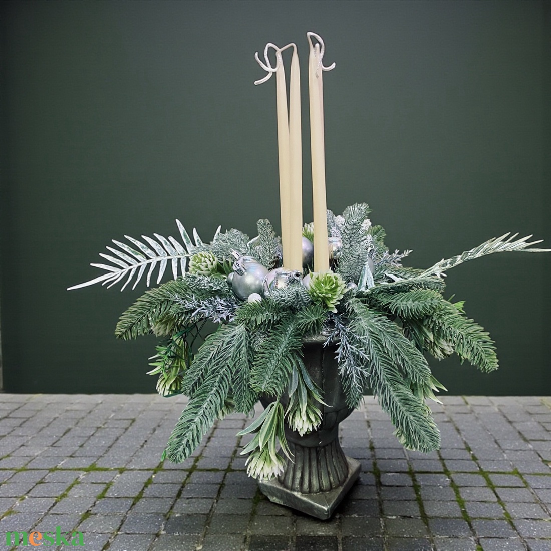 Adventi asztaldísz � Ezüst�fehér hosszú gyertyás kompozíció talpas kaspóban - karácsony - adventi díszek - adventi asztaldísz - Meska.hu