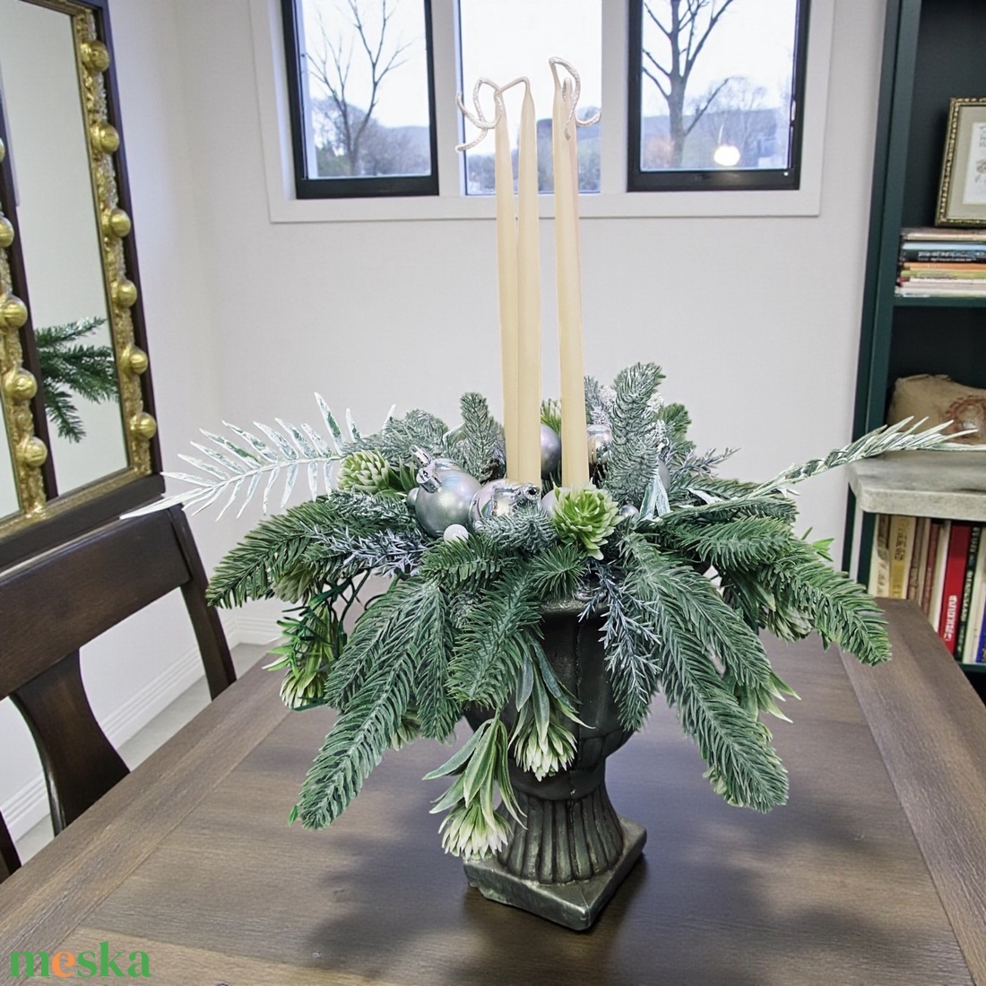 Adventi asztaldísz � Ezüst�fehér hosszú gyertyás kompozíció talpas kaspóban - karácsony - adventi díszek - adventi asztaldísz - Meska.hu