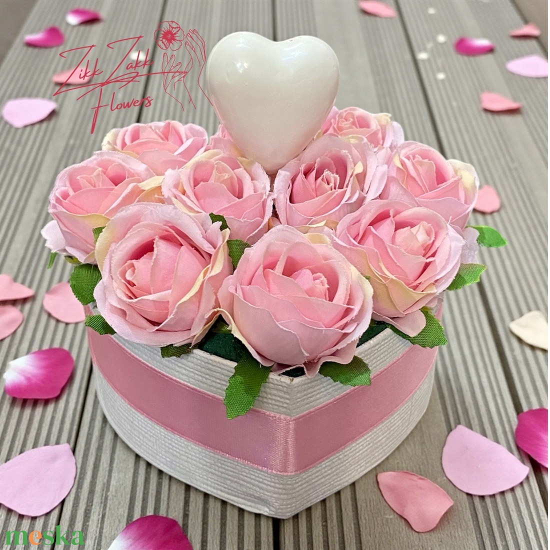 Szív alakú rózsabox fehér szív dísszel - otthon & életmód - virágdekoráció - virágok - virágbox - Meska.hu