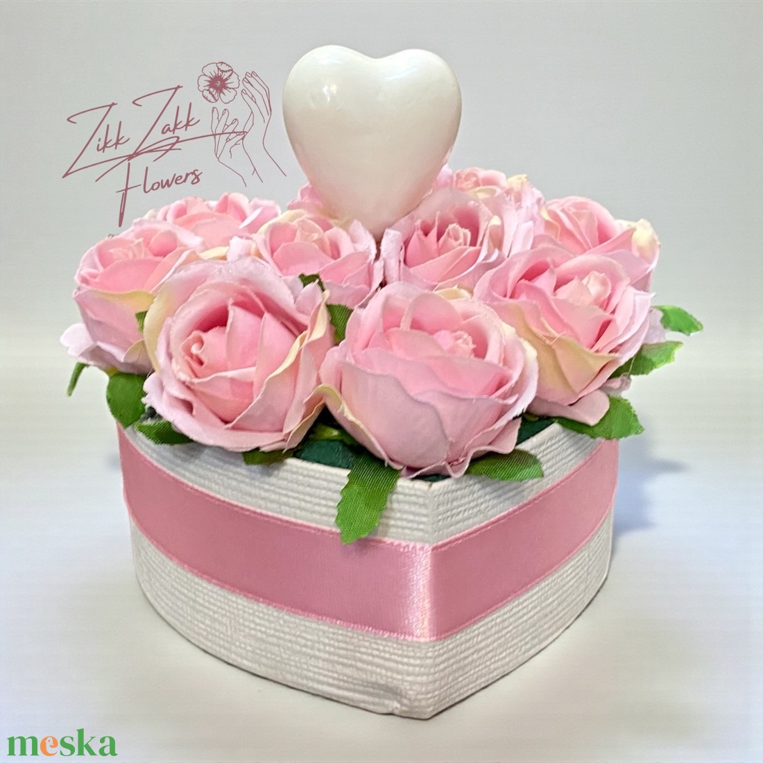 Szív alakú rózsabox fehér szív dísszel - otthon & életmód - virágdekoráció - virágok - virágbox - Meska.hu