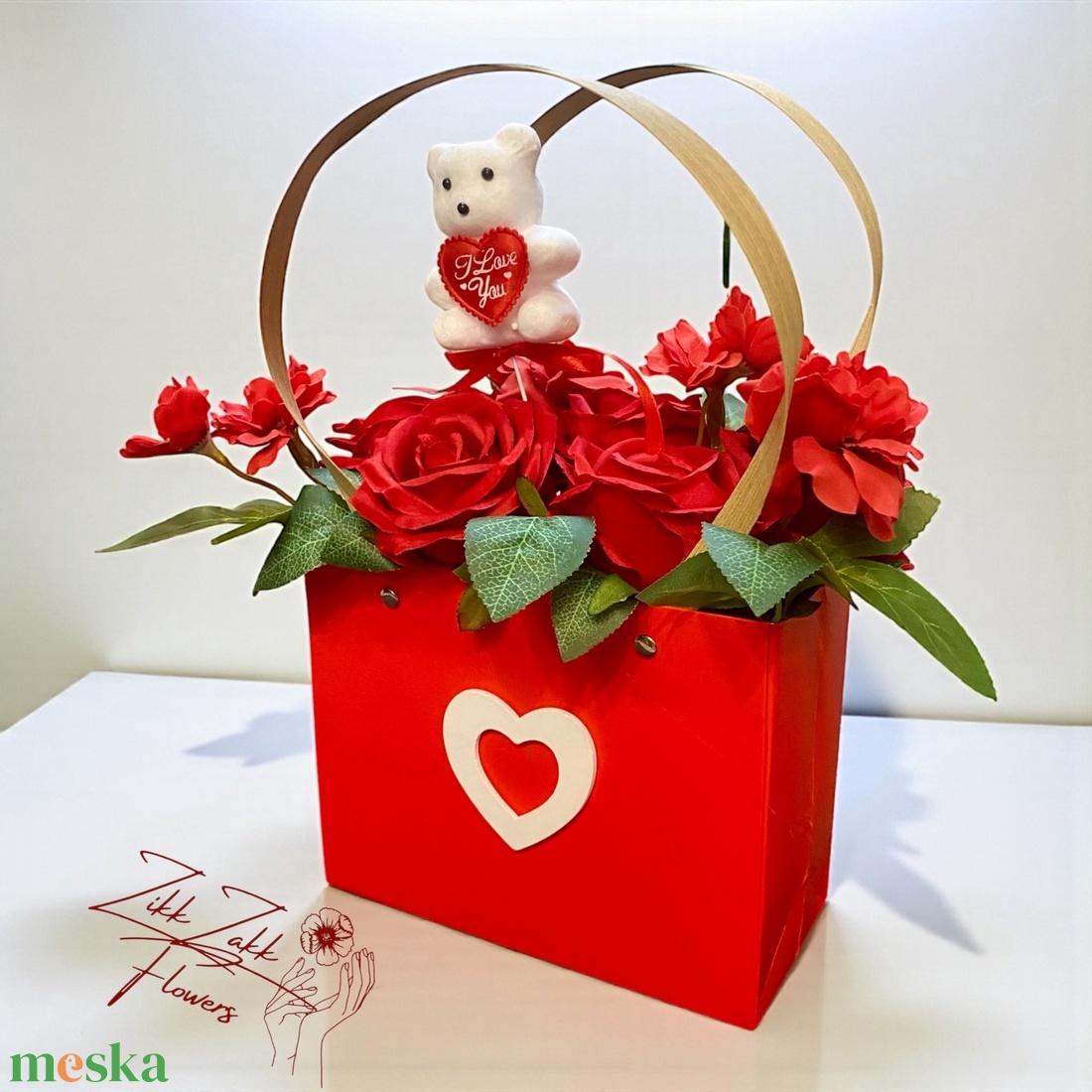 Valentin-napi piros táska � örök rózsákkal és macival - otthon & életmód - virágdekoráció - virágok - virágbox - Meska.hu