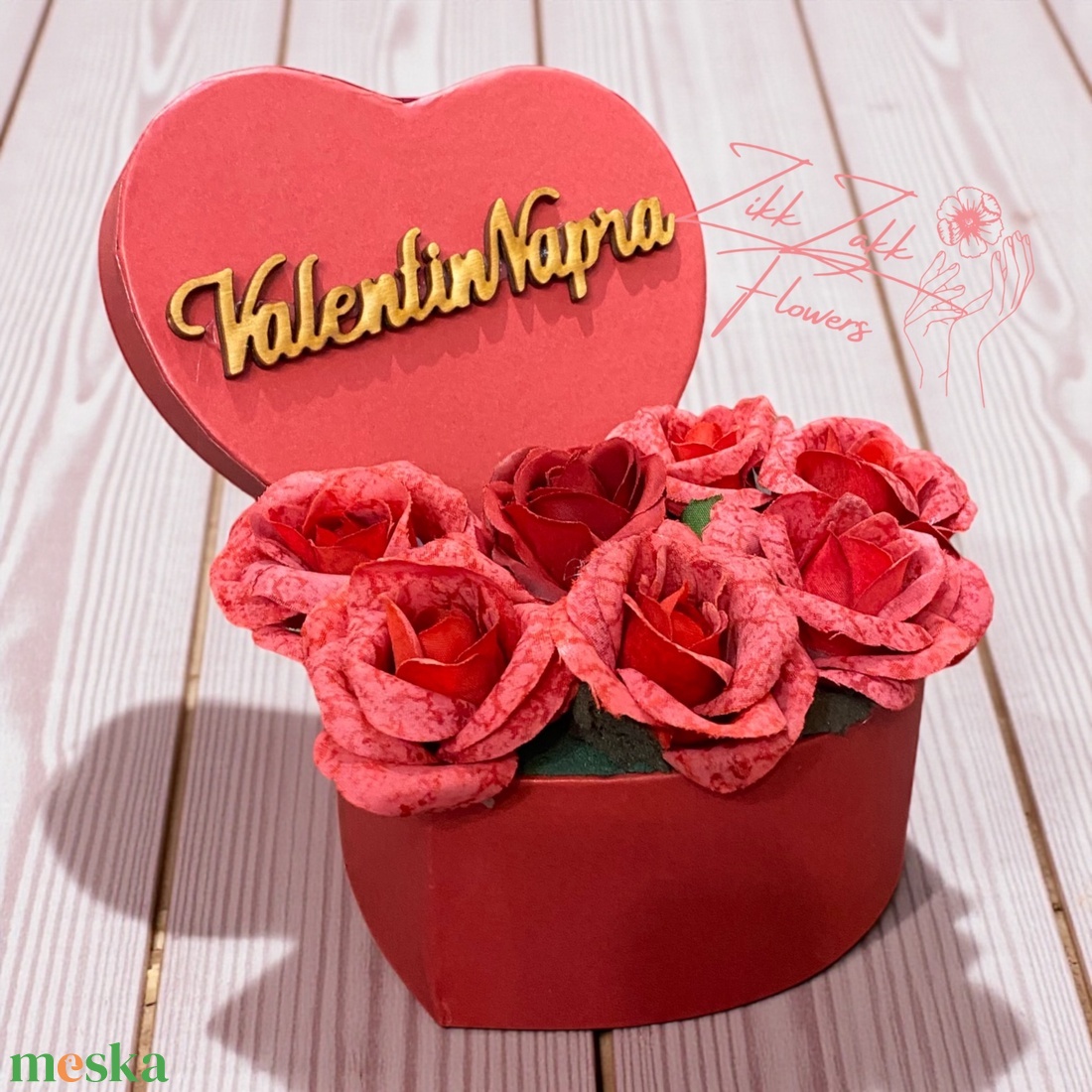 Piros szív doboz � piros rózsákkal, Valentin Napra felirattal - otthon & életmód - virágdekoráció - virágok - virágbox - Meska.hu