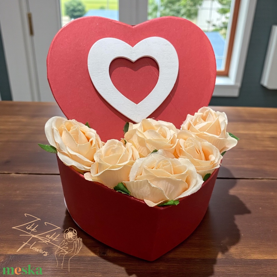 Szív doboz � krém rózsákkal - otthon & életmód - virágdekoráció - virágok - virágbox - Meska.hu